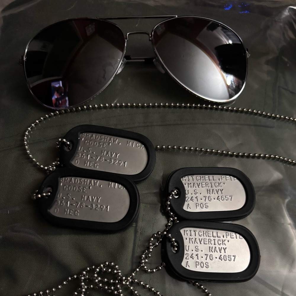 Aviator Sunglasses and Dog Tags Set Top Gun